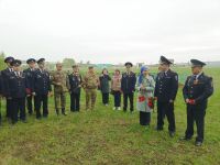 ТР буенча Эчке эшләр министрлыгының шәхси состав белән эшләү идарәсе башлыгы Илһам Сәхапов Герой Сабир Әхтәмовның каберенә чәчәкләр салды