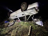 Кукмарада җиңел автомобиль юл читенә төшкән, 17 яшьлек пассажиры зыян күргән