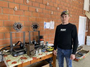 Пчеловод авылыннан Руслан Сергеев 3Д принтерда төрле детальләр, блиндаж шәмнәре ясый