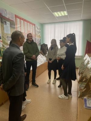 Сәрдекбаш урта мәктәбендә махсус хәрби операциядә катнашучы хәрби белән очрашу булды