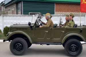 Район электр челтәре коллективы парадта ретро машинада җилдерәчәк