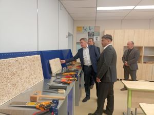 Кукмара районына эш сәфәре белән килгән кунаклар капиталь ремонт ясалган Пычак урта мәктәбендә булды