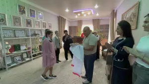 Янил мәктәбе укучылары «Вахитово» ширкәтендә эшләүчеләрне бәйрәм белән котлады