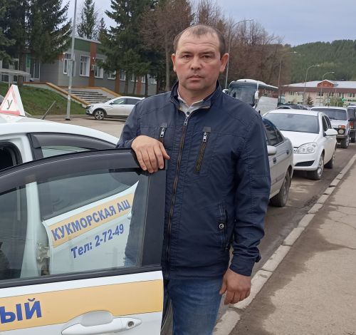 Кукмара автомәктәбендә инструктор: «Бездән үз-үзеңне контрольдә тота белү, яхшы психолог та булу сорала»