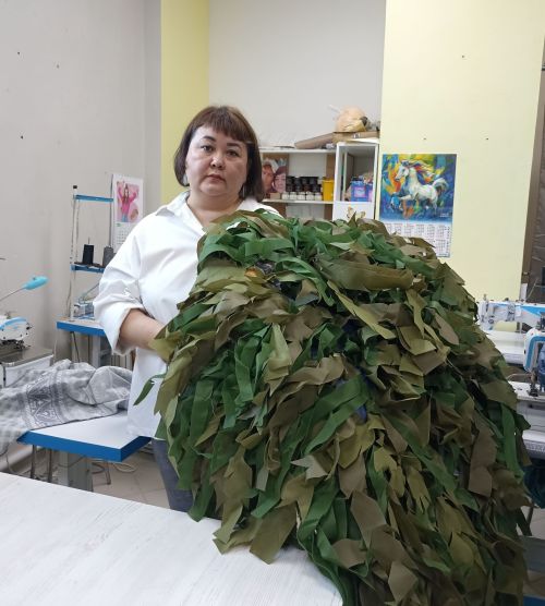 Йөрәк җылысын җепкә тезеп: Кукмарадан Айслу Рассохина махсус хәрби операциядә катнашучыларга ярдәм итә
