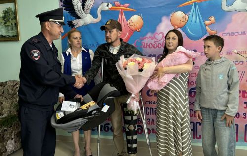 Безопасность с пелёнок: счастливых родителей из Кукморского района встретили с подарком