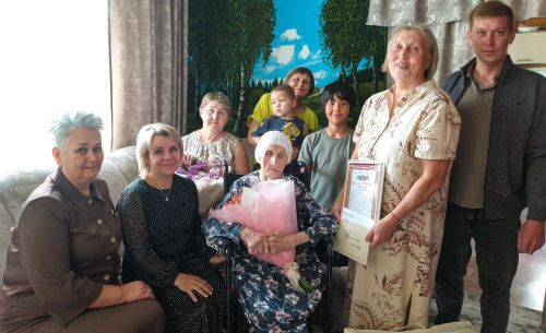 Бер гасырлык гомер юлы: Иске Кенә авылыннан Анна Иванова 100 яшьлеген билгеләп үтә