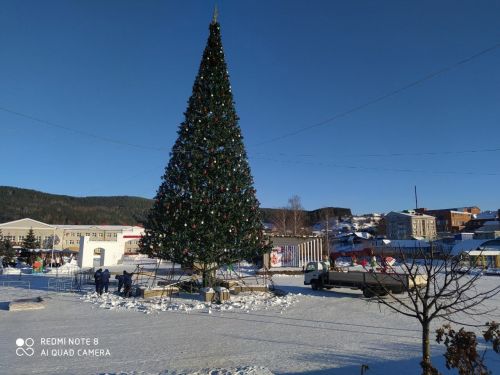 В Кукморе начали демонтировать центральную елку