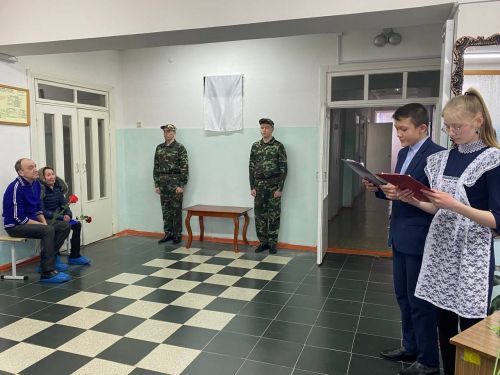 Түбән Үрәс мәктәбендә махсус операциядә һәлак булган Денис Бектинга истәлек тактасы куелды