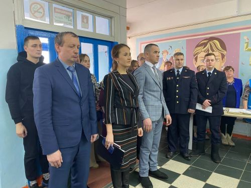 Түбән Үрәс мәктәбендә махсус операциядә һәлак булган Денис Бектинга истәлек тактасы куелды
