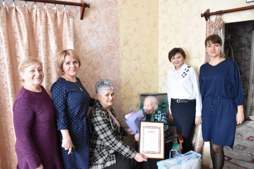 Кукмарада хезмәт ветераны Валентина Куренщикованы юбилее белән котладылар
