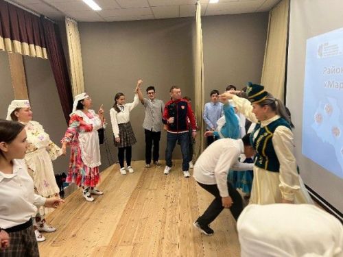 Кукмараның 3 нче урта мәктәбендә «Дуслык маршруты»  дип аталган бәйрәм чарасы  уздырылды