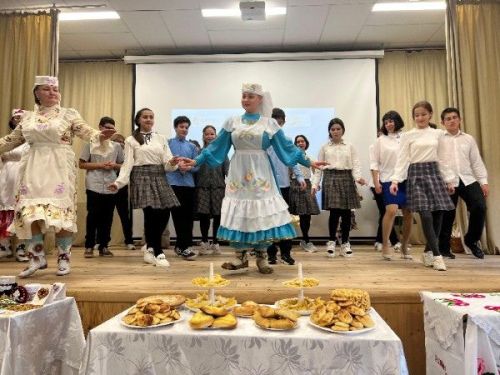 Кукмараның 3 нче урта мәктәбендә «Дуслык маршруты»  дип аталган бәйрәм чарасы  уздырылды
