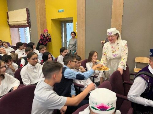 Кукмараның 3 нче урта мәктәбендә «Дуслык маршруты»  дип аталган бәйрәм чарасы  уздырылды