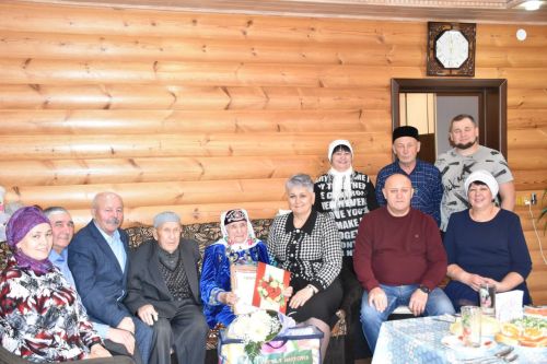 Бүген Балыклы авылында яшәүче Сания Мәликова 95 яшьлек юбилеен билгеләп үтә