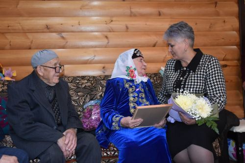 Бүген Балыклы авылында яшәүче Сания Мәликова 95 яшьлек юбилеен билгеләп үтә