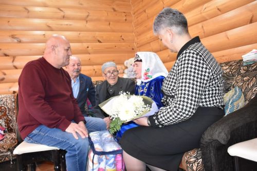 Бүген Балыклы авылында яшәүче Сания Мәликова 95 яшьлек юбилеен билгеләп үтә