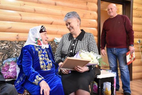Бүген Балыклы авылында яшәүче Сания Мәликова 95 яшьлек юбилеен билгеләп үтә