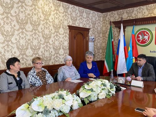 Кукмара районы башлыгы тәрбиягә бала алган аналарны Әниләр көне белән котлады