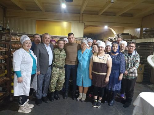 Махсус хәрби операция зонасыннан ялга кайткан Кукмара егете хезмәттәшләре белән очрашты