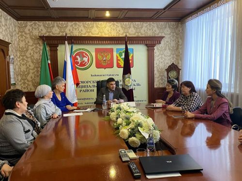Кукмара районы башлыгы тәрбиягә бала алган аналарны Әниләр көне белән котлады