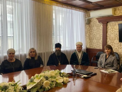 Кукмара районы башлыгы тәрбиягә бала алган аналарны Әниләр көне белән котлады
