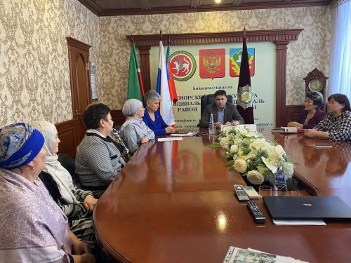 Кукмара районы башлыгы тәрбиягә бала алган аналарны Әниләр көне белән котлады