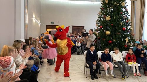 Кукмарада физик мөмкинлеге чикле балалар өчен район башлыгының Чыршы бәйрәме узды