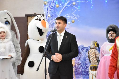 Кукмарада физик мөмкинлеге чикле балалар өчен район башлыгының Чыршы бәйрәме узды