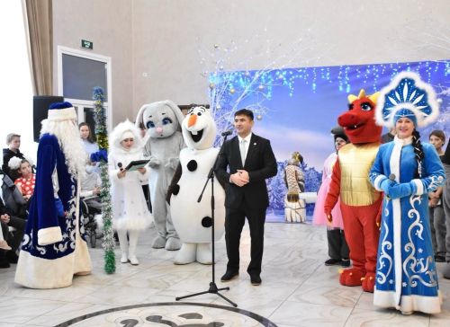 Кукмарада физик мөмкинлеге чикле балалар өчен район башлыгының Чыршы бәйрәме узды