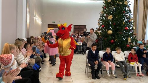 Кукмарада физик мөмкинлеге чикле балалар өчен район башлыгының Чыршы бәйрәме узды