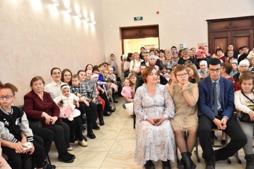Кукмарада физик мөмкинлеге чикле балалар өчен район башлыгының Чыршы бәйрәме узды