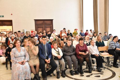Кукмарада физик мөмкинлеге чикле балалар өчен район башлыгының Чыршы бәйрәме узды