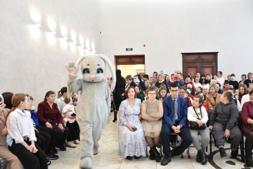 Кукмарада физик мөмкинлеге чикле балалар өчен район башлыгының Чыршы бәйрәме узды