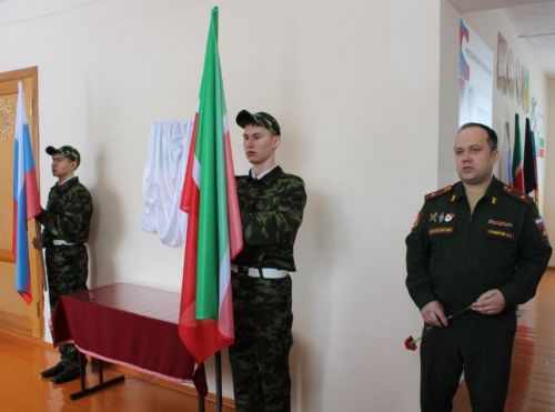 В Ош.Юмьинской средней школе установили памятную доску погибшему в СВО Ильнуру Гайфутдинову