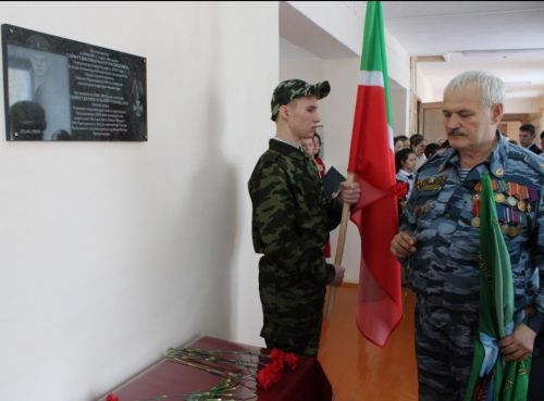 В Ош.Юмьинской средней школе установили памятную доску погибшему в СВО Ильнуру Гайфутдинову