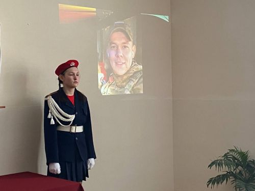 Чарлы урта мәктәбендә махсус хәрби операция барышында һәлак булган Рафил Хәлимов истәлегенә мемориаль такта куелды