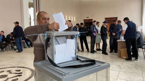 Кукмара районында яшәүче Үзбәкстан гражданнары үз илләрендәге Конституциягә үзгәрешләр кертү буенча тавыш бирүдә катнашты