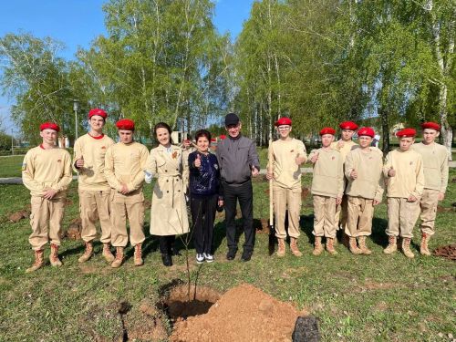Кукморяне посадили деревья в рамках акции «Сад памяти»