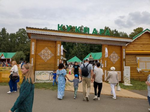 Казан Сабан туенда «Кукмара» милли ишегалдыннан халык өзелмәде