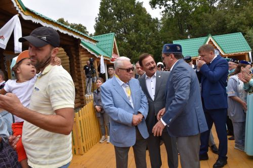 Казан Сабан туенда «Кукмара» милли ишегалдыннан халык өзелмәде