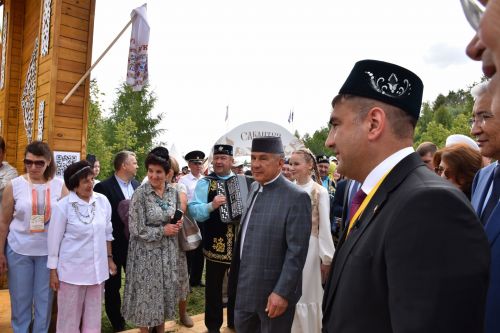 Казан Сабан туенда «Кукмара» милли ишегалдыннан халык өзелмәде