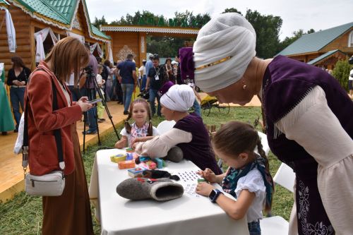 Казан Сабан туенда «Кукмара» милли ишегалдыннан халык өзелмәде