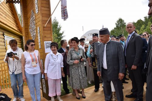 Казан Сабан туенда «Кукмара» милли ишегалдыннан халык өзелмәде