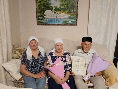 Кукмарада яшәүче Әхмәтҗановлар гаиләсе «Районның мактаулы юбилярлары» китабына кертелде