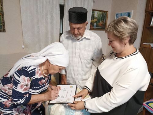 Кукмарада яшәүче Әхмәтҗановлар гаиләсе «Районның мактаулы юбилярлары» китабына кертелде