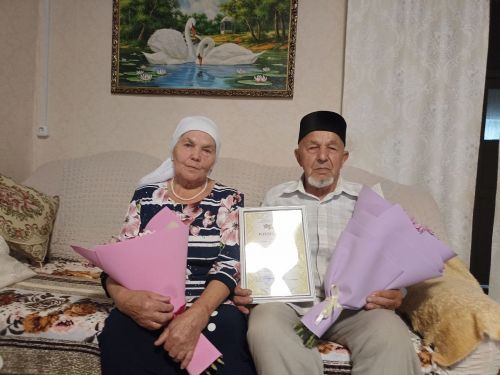 Кукмарада яшәүче Әхмәтҗановлар гаиләсе «Районның мактаулы юбилярлары» китабына кертелде