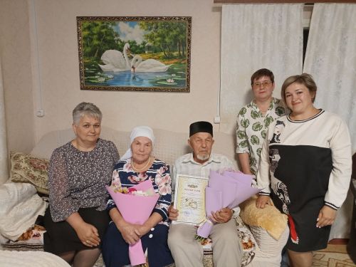 Кукмарада яшәүче Әхмәтҗановлар гаиләсе «Районның мактаулы юбилярлары» китабына кертелде