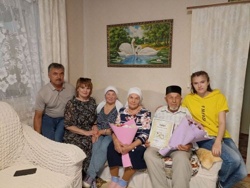 Кукмарада яшәүче Әхмәтҗановлар гаиләсе «Районның мактаулы юбилярлары» китабына кертелде