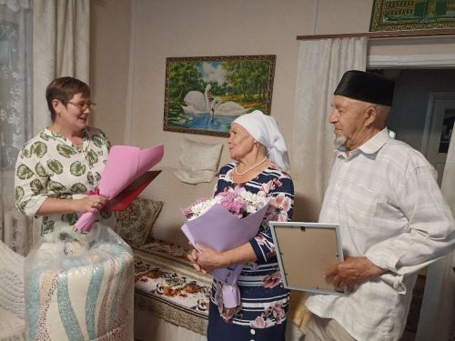 Кукмарада яшәүче Әхмәтҗановлар гаиләсе «Районның мактаулы юбилярлары» китабына кертелде